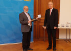 Aushändigung der Kommunalen Verdienstmedaille in Bronze an Herrn Gerhard Ebert durch Regierungspräsident Dr. Thomas Bauer