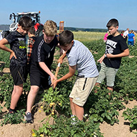 Schüler bei den Aktivwochen „Erlebnis Bauernhof“