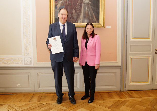Abteilungsdirektor Klaus Keppeler mit Regierungspräsidentin Dr. Kerstin Engelhardt-Blum