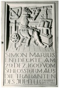 Gedenktafel an Simon Marius am Ansbacher Markgrafenschloss (Quelle: Stadtarchiv Ansbach)