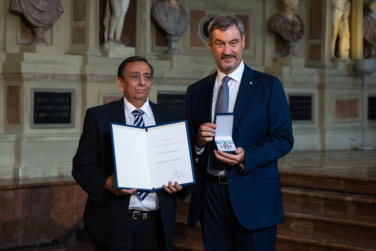 Geehrter Erich Schneeberger, Nürnberg, mit dem bayerischen Ministerpräsidenten Markus Söder
