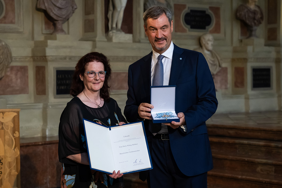 Geehrte Doris Wittig-Moßner, Nürnberg, mit dem bayerischen Ministerpräsidenten Markus Söder
