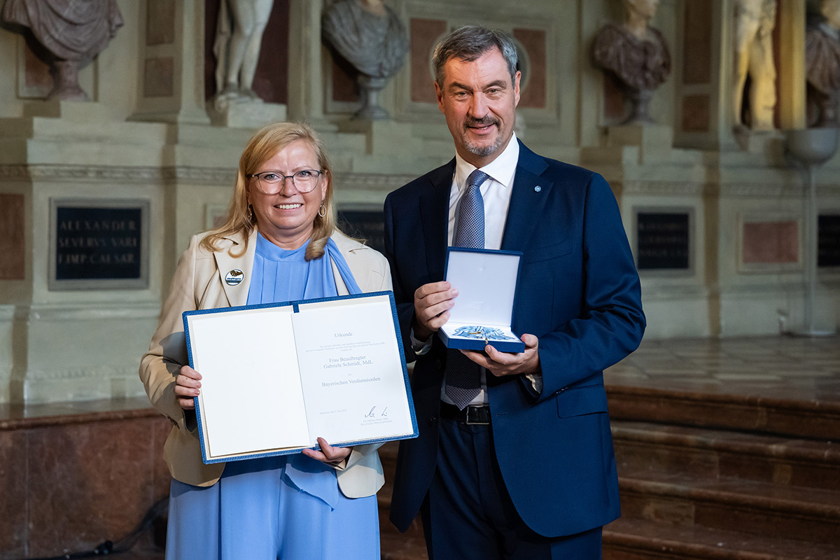 Geehrte Gabi Schmidt, Uehlfeld, mit dem bayerischen Ministerpräsidenten Markus Söder