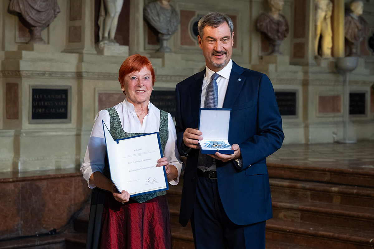 Geehrte Hannelore Weißmann, Ehingen, mit dem bayerischen Ministerpräsidenten Markus Söder