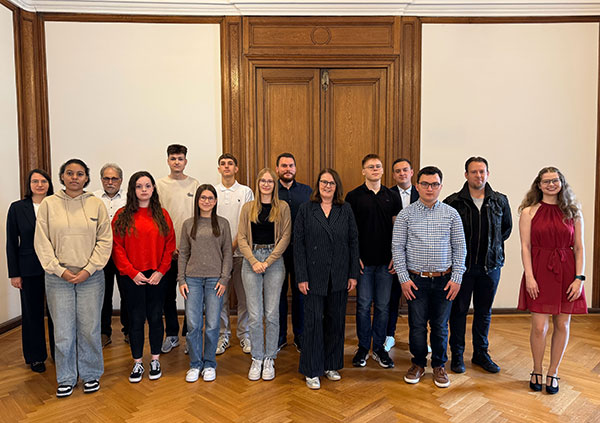 Nachwuchskräfte der Regierung von Mittelfranken mit Regierungsvizepräsidentin Riesner, dem stellvertretenden Sachgebietsleiter der Personalstelle Daum sowie aus der Ausbildungsstelle Frau Eschenbacher und Frau Botsch. (Foto: Sarah Hartnagel / Regierung von Mittelfranken)