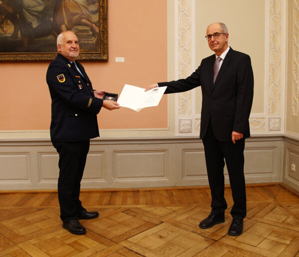 Stefan Brunner, Kreisbrandinspektor der Stadt Baiersdorf, Regierungspräsident Dr. Thomas Bauer