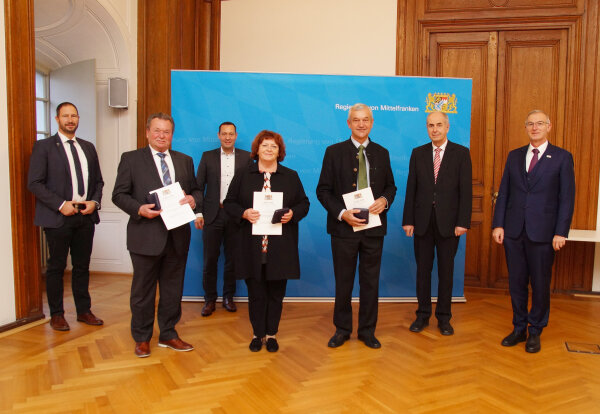 Gruppenbild der Geehrten aus dem Landkreis Nürnberger Land mit Ehrengästen