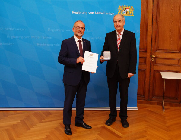 Aushändigung der Kommunalen Verdienstmedaille in Bronze an Herrn Werner Baum durch Regierungspräsident Dr. Thomas Bauer