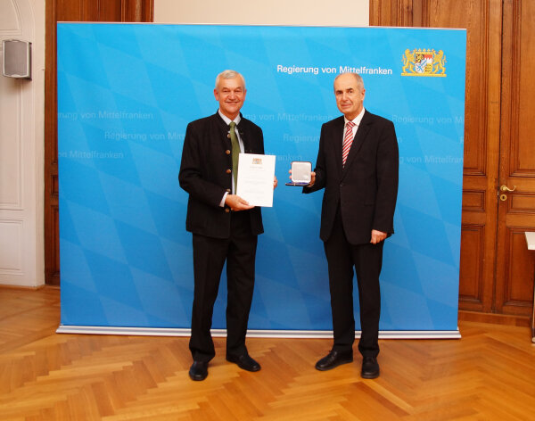 Aushändigung der Kommunalen Verdienstmedaille in Bronze an Herrn Werner Wolter durch Regierungspräsident Dr. Thomas Bauer