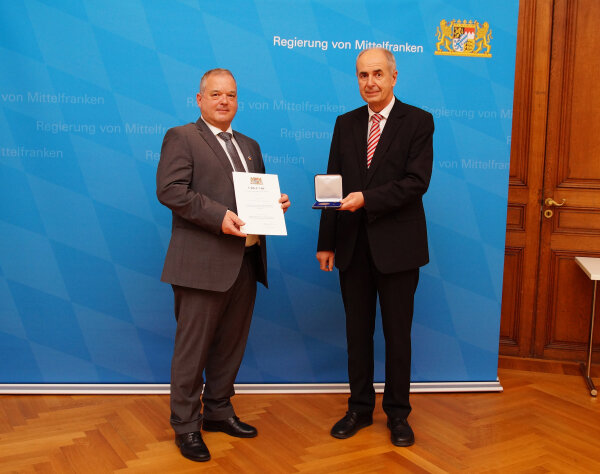 Aushändigung der Kommunalen Verdienstmedaille in Bronze an Herrn Joachim Schröter durch Regierungspräsident Dr. Thomas Bauer