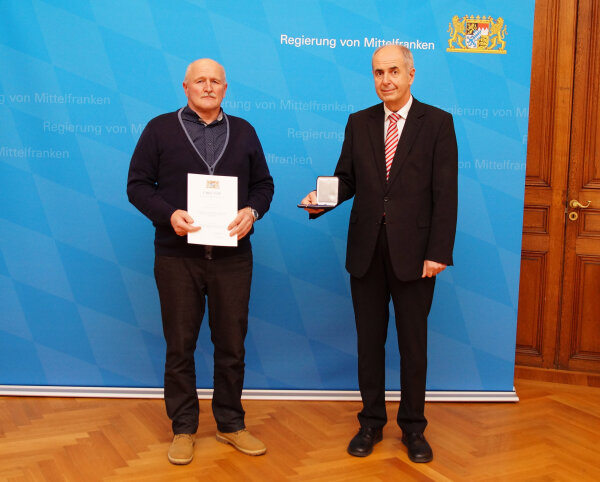 Aushändigung der Kommunalen Verdienstmedaille in Bronze an Herrn Martin Meyer durch Regierungspräsident Dr. Thomas Bauer