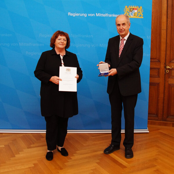 Aushändigung der Kommunalen Verdienstmedaille in Bronze an Frau Ruth Thurner durch Regierungspräsident Dr. Thomas Bauer 