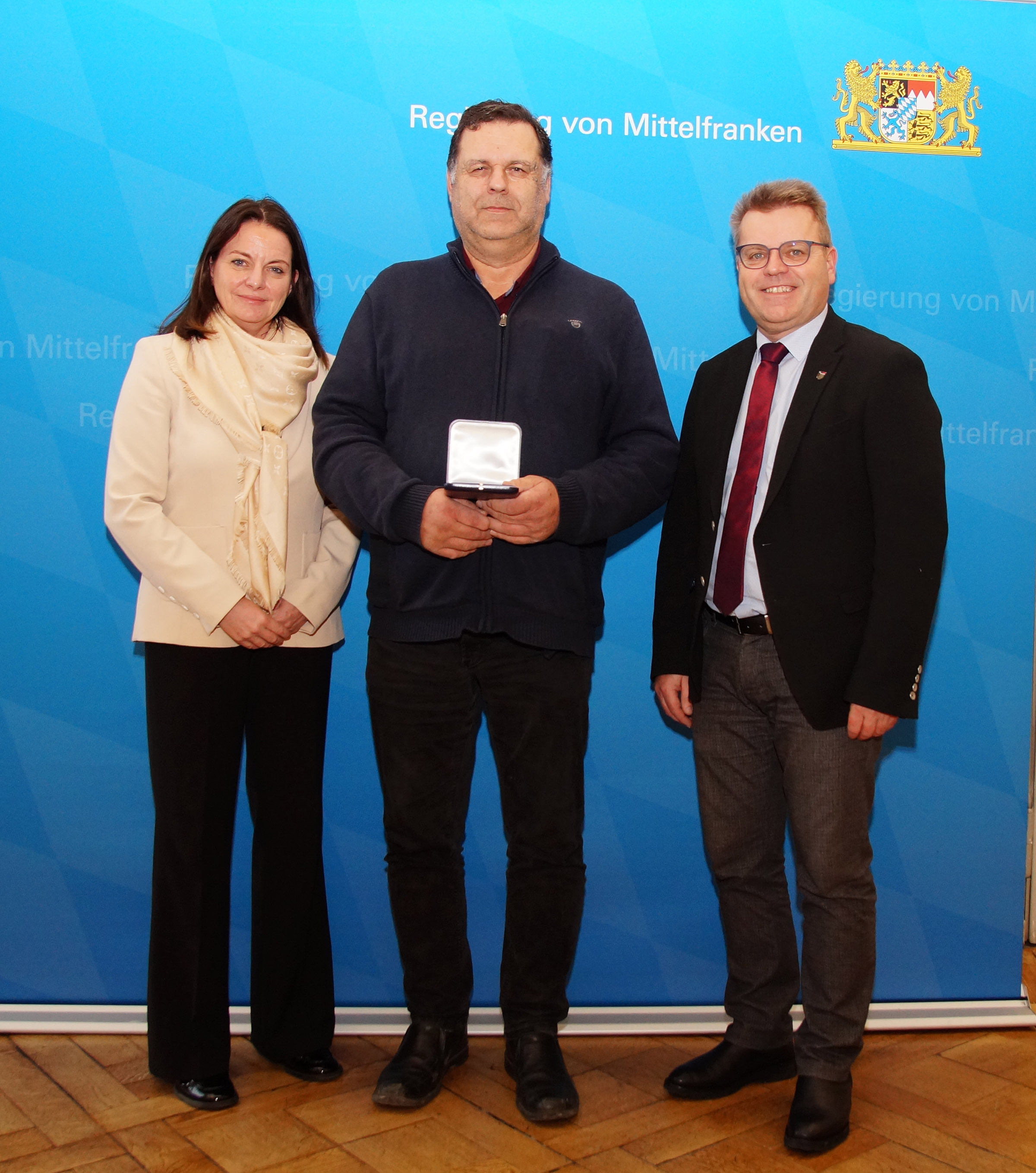 Zum Vergrößern bitte ins Bild klicken Geehrter mit Regierungspräsidentin