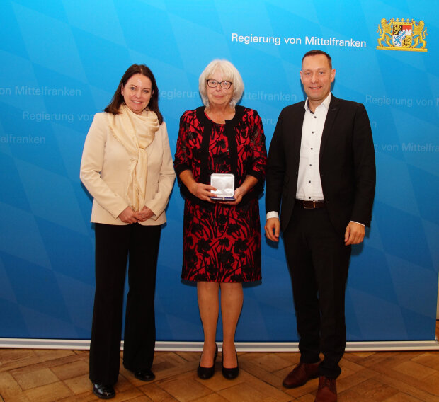 Zum Vergrößern bitte ins Bild klicken Geehrte mit Regierungspräsidentin und Landrat