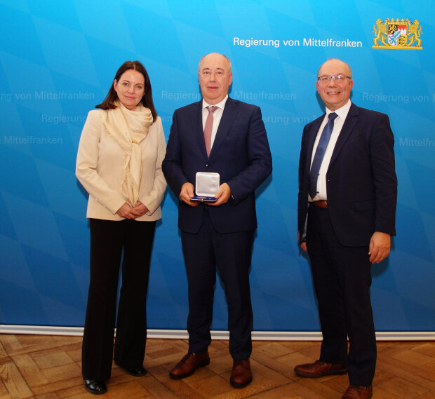 Zum Vergrößern bitte ins Bild klicken Geehrter mit Regierungspräsidentin