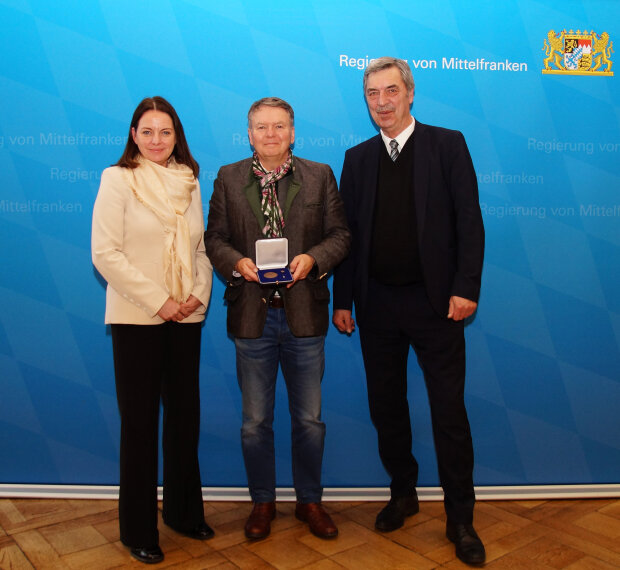 Zum Vergrößern bitte ins Bild klicken Geehrter mit Regierungspräsidentin
