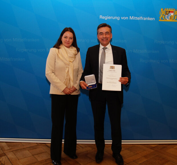 Zum Vergrößern bitte ins Bild klicken Geehrter mit Regierungspräsidentin