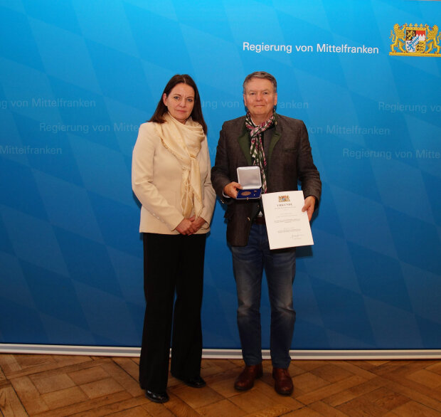 Zum Vergrößern bitte ins Bild klicken Geehrter mit Regierungspräsidentin
