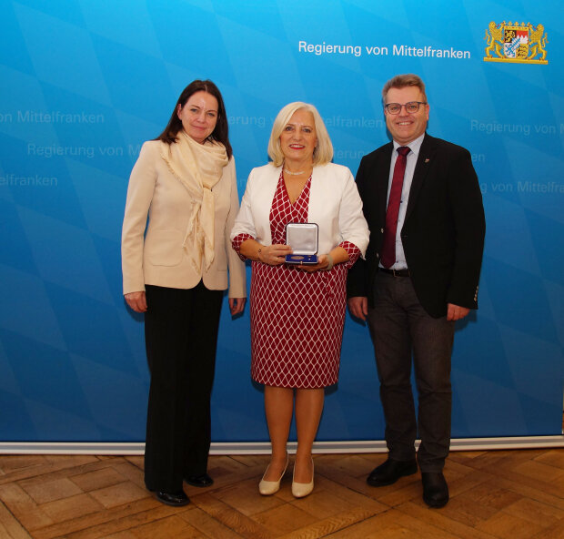 Zum Vergrößern bitte ins Bild klicken Geehrter mit Regierungspräsidentin