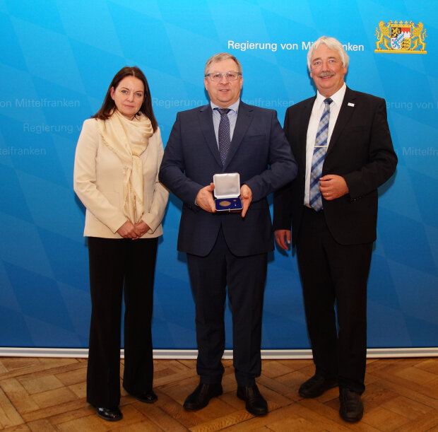 Zum Vergrößern bitte ins Bild klicken Geehrter mit Regierungspräsidentin
