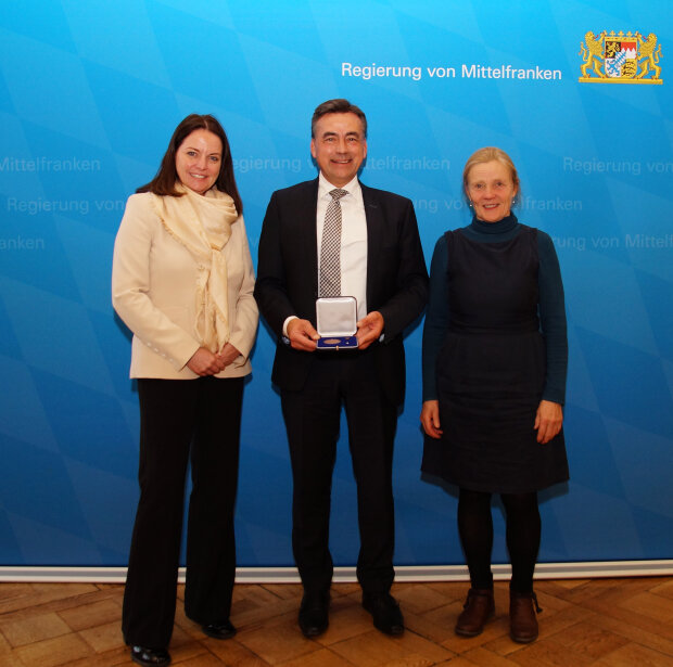 Zum Vergrößern bitte ins Bild klicken Geehrter mit Regierungspräsidentin und stv. Landrätin