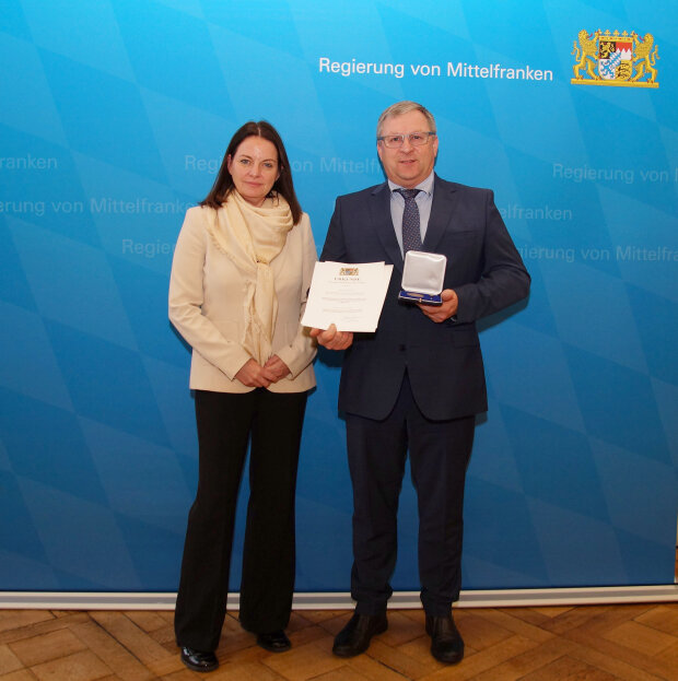 Zum Vergrößern bitte ins Bild klicken Geehrter mit Regierungspräsidentin