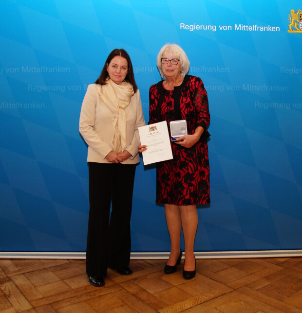 Zum Vergrößern bitte ins Bild klicken Geehrte mit Regierungspräsidentin