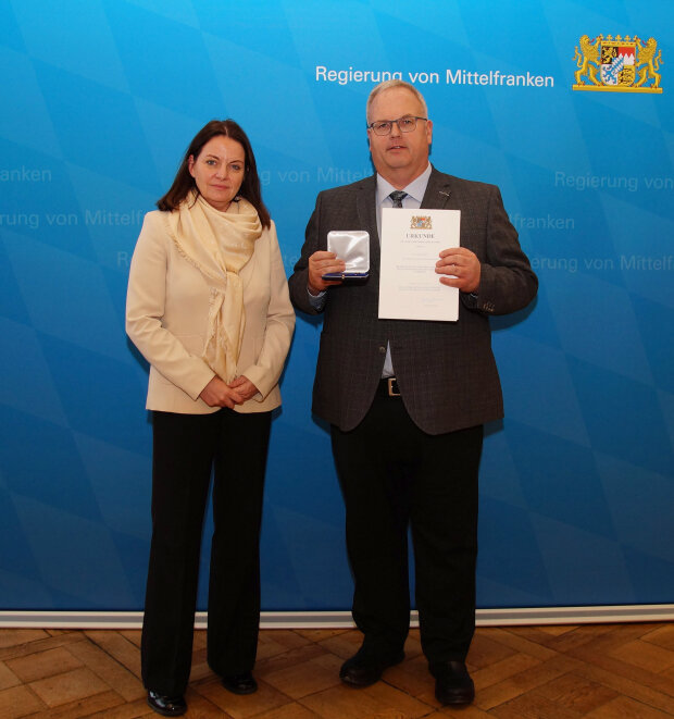 Zum Vergrößern bitte ins Bild klicken Geehrter mit Regierungspräsidentin