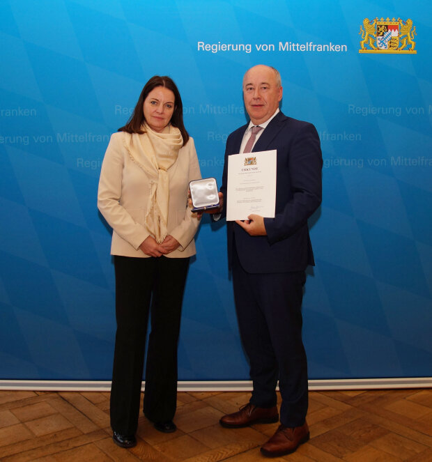 Zum Vergrößern bitte ins Bild klicken Geehrter mit Regierungspräsidentin
