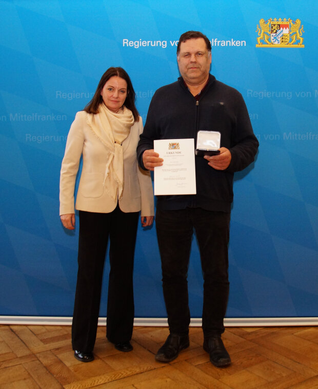 Zum Vergrößern bitte ins Bild klicken Geehrter mit Regierungspräsidentin