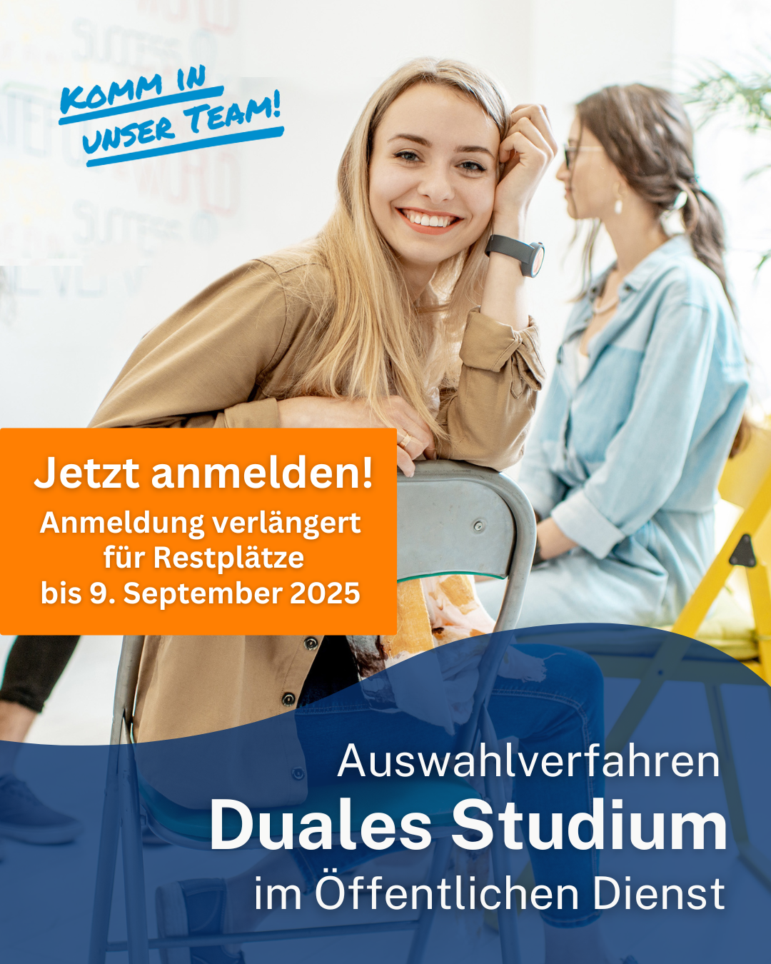 Junge Studentin blickt lächelnd in die Kamera